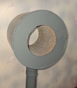 سر مشعل الیاف فلزی استوانه ای با پوشش نسوز خاکستری، دارای سطح احتراق داخلی فایبر متال و ورودی گاز از قسمت زیرین.