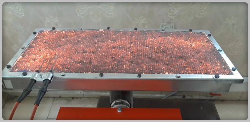 مشعل تشعشعی گازافروز در حال کار داخل کوره با شعله قرمز و نارنجی