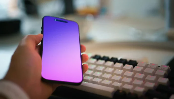 تلفن هوشمند و صفحه نمایش در ارتباط با ما.