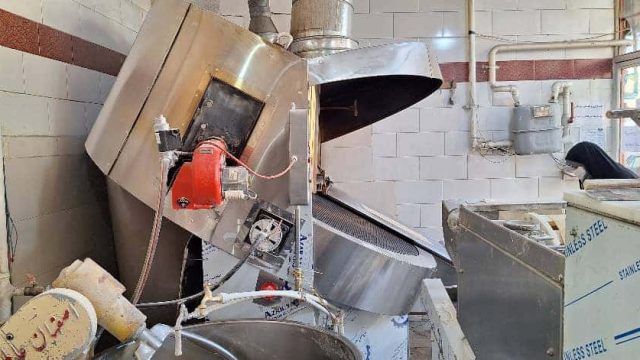 یک کارگاه سنتی نانوایی در حال پخت نان با مشعل نسل قدیم