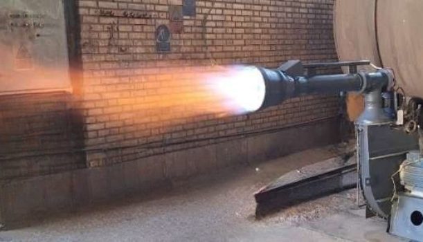 مشعل گاز طبیعی صنعتی در حال سوختن و برش فلز.