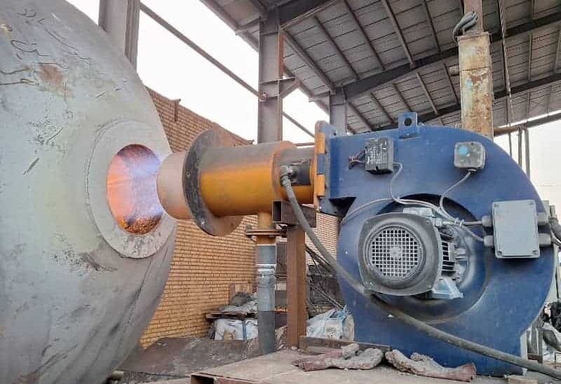 مشعل پس مخلوط در حال کار بر روی کوره دوار ذوب